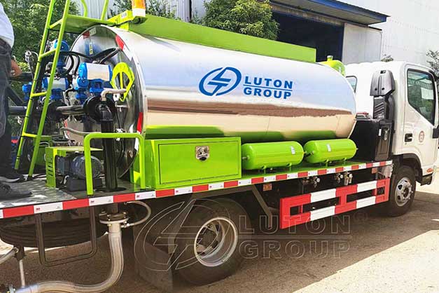 Asphalt-spreader-truck-4